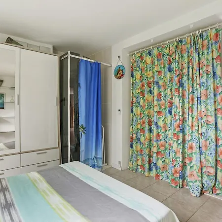 Sur La Presqu'ile De Giens Holiday home *
